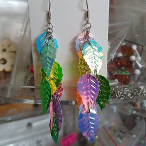 Nämä KuloValkean upeat lehtikorvakorut on suunniteltu sinulle, joka rakastat näyttävyyttä ilman painon tunnetta. Korvakorujen iridisoivat (helmiäishohtoiset) lehdet vangitsevat valon ja välkehtivät upeasti kaikissa sateenkaaren väreissä liikkeen mukaan.