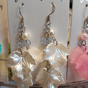 Aamukaste-korvakorut vangitsevat varhaisen aamun valon ja kastepisaroiden kirkkauden. Kauniisti kerrostetut lehdet ja pienet helmet luovat ilmavan ja romanttisen kokonaisuuden, joka viimeistelee asun kuin asun.